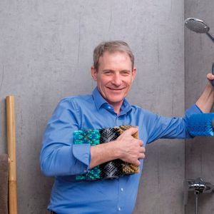 Einiges Entwicklungs-Know-how von Bruno Oberli und seinem Team floss in die Entwicklung der Massagebürste, die Herstellung der Borsten und deren Anordnung. Die Bürsten werden in verschiedenen Varianten mit unterschiedlichen Bürstenstärken angeboten. (Bild:  Aglaja)