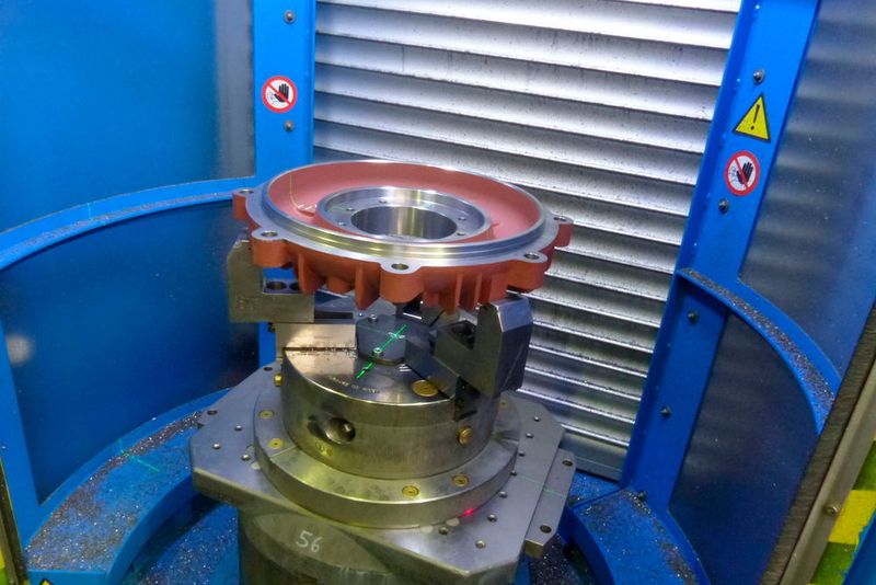 Eine der zwei Rüststationen. Die Bauteile lassen sich innerhalb eines Rundlaufs von 20 µm sicher ein- und ausschleusen. (Heller)