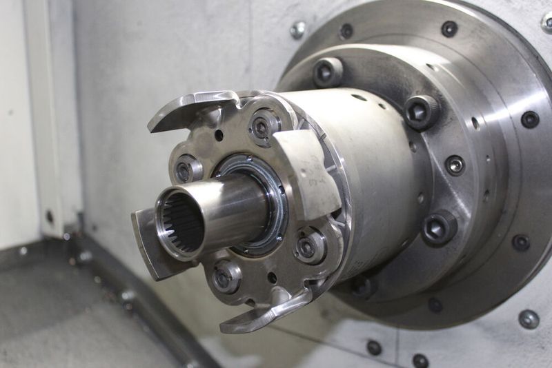 Zwei Baugruppenkomponenten sind per Reibschweißen sicher gefügt. Der typische Schweißwulst lässt sich später einfach und schnell mittels Drehbearbeitung entfernen.  (Bild: Klaus Raiser)