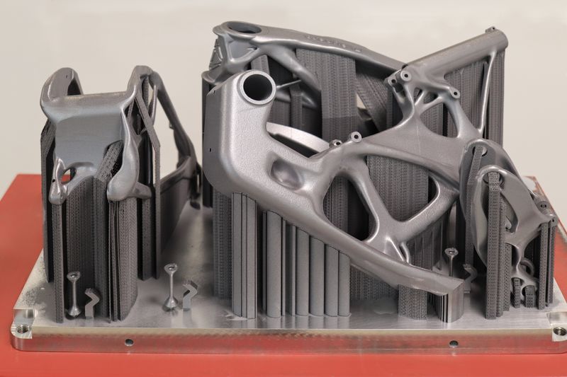 Durch die Automatisierung und KI-Optimierung ließ sich der Entwicklungszyklus drastisch verkürzen. Der aktive manuelle Konstruktionsaufwand reduzierte sich um ein Vielfaches, da Iterationen, die klassischerweise nacheinander stattfinden, nun parallel und datengetrieben abliefen.  (Bild: Brose)