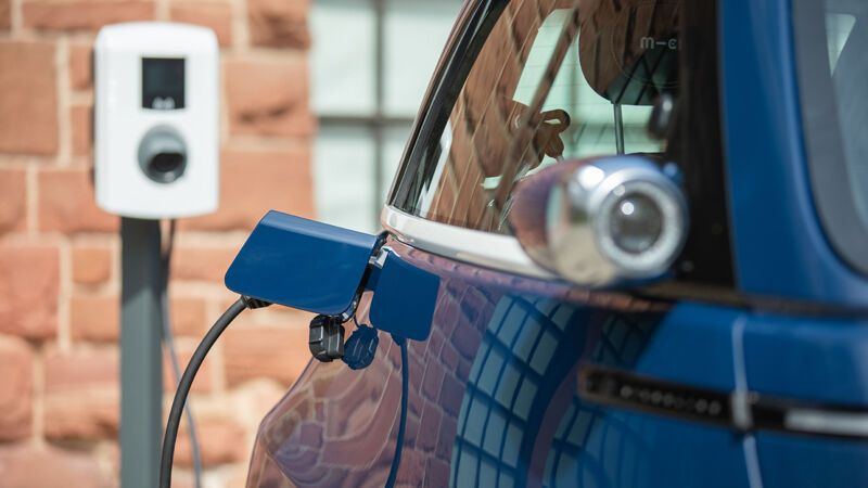 Den Microlino gibt es mit drei Batterievarianten. Er verfügt über einen Typ-2-Stecker und kann mit dem entsprechenden Kabel sowohl an AC-Ladestationen und Wallboxen wie auch an einer Haushaltsteckdose aufgeladen.  (Bild: Microlino)