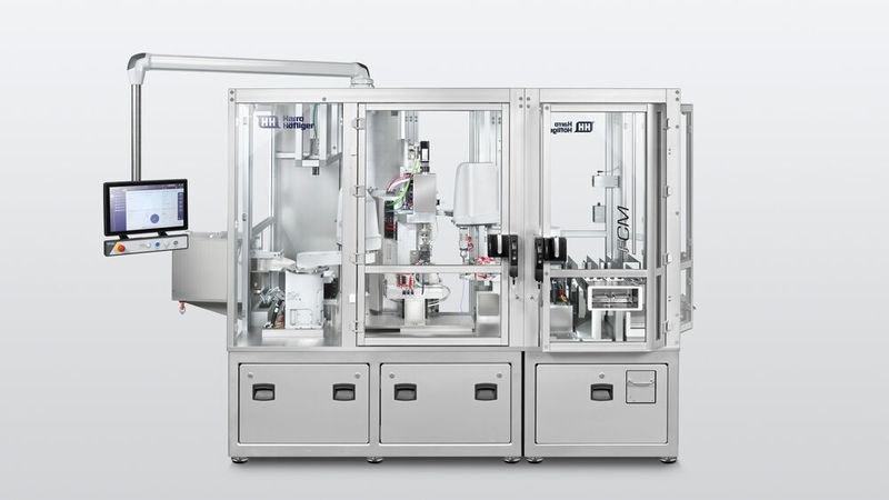 FCM: Crimping-Maschine für das präzise Verbinden von chirurgischen Nadeln und Faden. (Bild: Harro Höfliger)