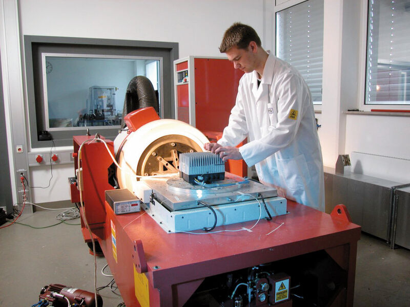 Resonanzuntersuchung auf einer elektromagnetischen Schwingungsanlage (Bild: Phoenix Testlab)