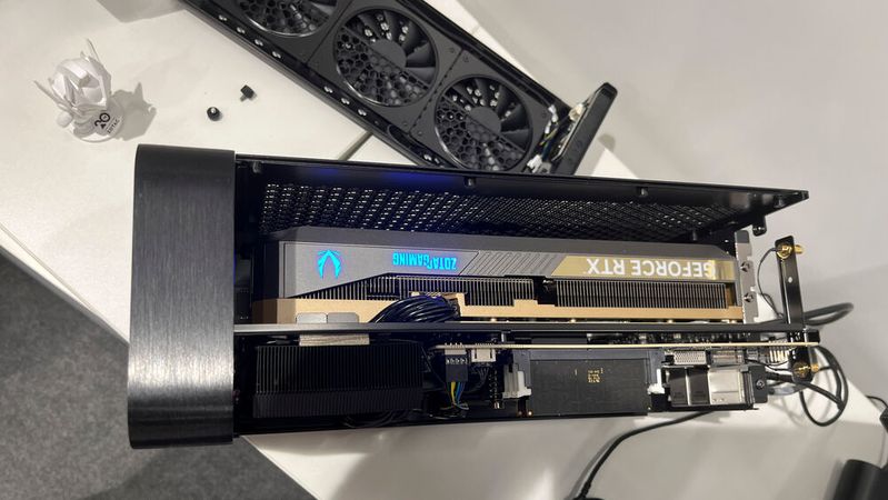 Zotac hat das Gehäuse des auf der Gamescom gezeigten Magnus One Ultra gegenüber dem Magnus One um 20 cm verlängert. So findet nun auch eine Geforce-RTX-5080-Karte in Desktop-Ausführung Platz in dem kompakten Rechner.(Bild:  Vogel IT-Medien)