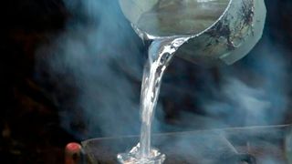 Blick auf den händischen Gießprozess eines Magnesiumteils. Das Leichtmetall führt, bis auf wenige Ausnahmen, als Industriewerkstoff eigentlich ein Schattendasein. Freiberger Forscher sind nun aber dabei, Magnesium mit Blick auf Kosten und Nachhaltigkeit viel attraktiver zu machen. (Bild: Metal Master)