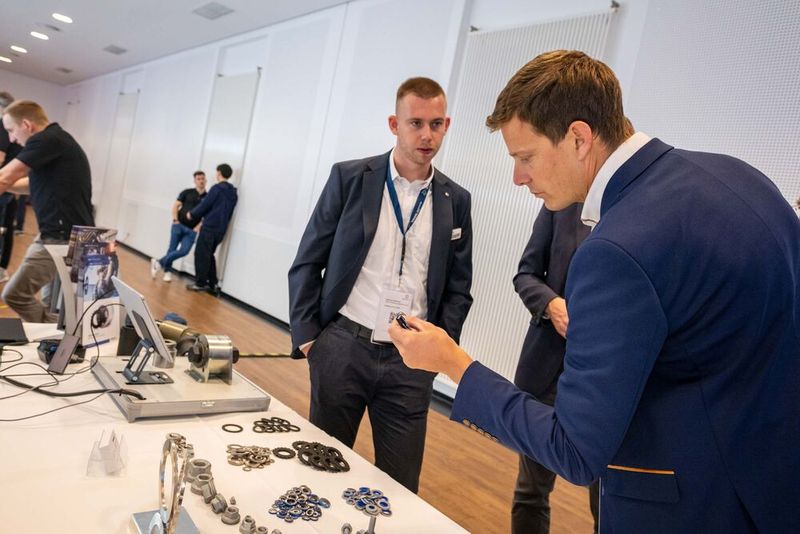 Im Mittelpunkt standen wieder viele Fachgespräche zwischen Besuchern und Ausstellern. (Bild: PHOTOVISION-DH GmbH)