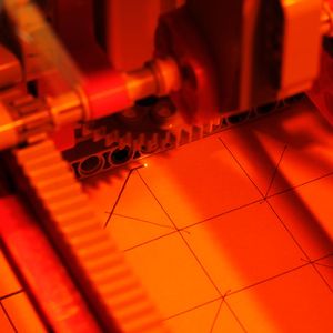 Für den Einsatz des Lasers mussten jedoch besondere Sicherheitsvorkehrungen berücksichtigt werden...(Bild:  Lego Mindstorms)