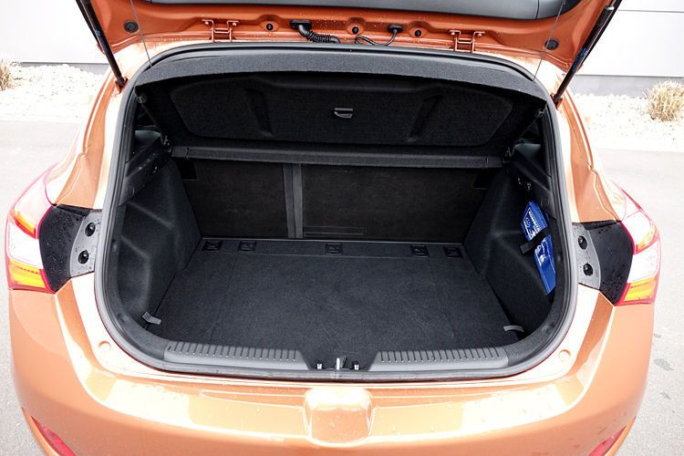 Mit 378 Litern Kofferraumvolumen bietet der Kompakte 28 Liter mehr als der VW Golf. Mit umgeklappter Rückbank passen 1.316 Liter in den Laderaum. (Foto: Jens Scheiner)