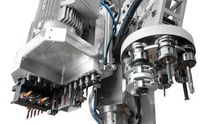 Reichenbacher Hamuel präsentiert auf der Composites Europe 2015 in Halle 7 am Stand F24 einen kardanischen Fünf-Achs-Arbeitskopf sowie Aggregate der Maschinenbaureihe Vision. (Bild: Reichenbacher)