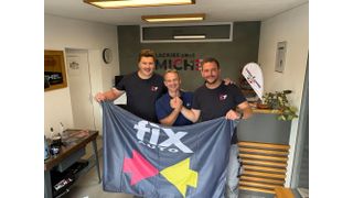Fix Auto Deutschland-Chef Roy de Lange (Bildmitte) konnte einen weiteren Betrieb in Sachsen für das Netzwerk gewinnen.  (Bild: Fix Auto Deutschland)