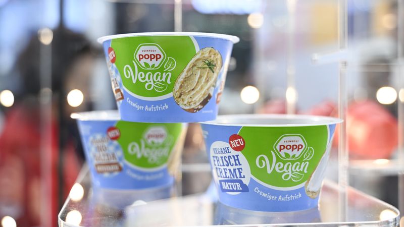 Greiner Packaging setzt bereits Verpackungslösungen aus bis zu 100 Prozent rPET-Rezyklat um und will damit zeigen, wie die Lebensmittelverpackung der Zukunft aussehen kann. (Archiv)(Bild:  Messe Düsseldorf/Constanze Tillmann)