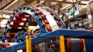 Der Laser XL Plus verarbeitet diverse Stähle und automatisiert Rohrreinigung, Endbearbeitung, Qualitätskontrolle und Verpackung. (Bild: Schoeller Werk GmbH & Co. KG)