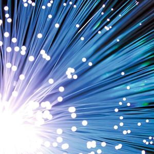 Das reibungslose «Fliessen» von elektromagnetischen Lichtwellen braucht unter anderem hochwertige Glasfaserstecker, die Kern mit höchster Präzision fertigt.(Bild:  chaitawat by pixabay)