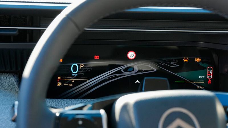 Analoge Anzeigewelten sind beim neuen C5 Aircross selbstredend passé. (Bild: Stellantis/Citroen)