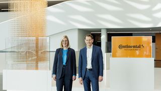 Nikolai Setzer, Vorstandsvorsitzender der Continental AG, und Katja Garcia Vila, Mitglied des Vorstands, verantwortlich für Group Finance and Controlling und Group Information Technology, stellten die Jahresbilanz 2023 vor und gaben einen Ausblick auf das laufende Jahr. (Bild: Continental AG)