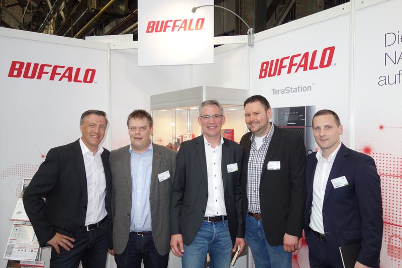 (v. l.) Jan Kapitza, Buffalo, Harald Falzmann, Buffalo, Felix Böving, ALSO, Timo Stute, Buffalo, und Björn Polzin, ALSO. (Bild: IT-BUSINESS)