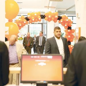 Besucher kommen in die Messehalle (Archiv: Vogel Business Media)