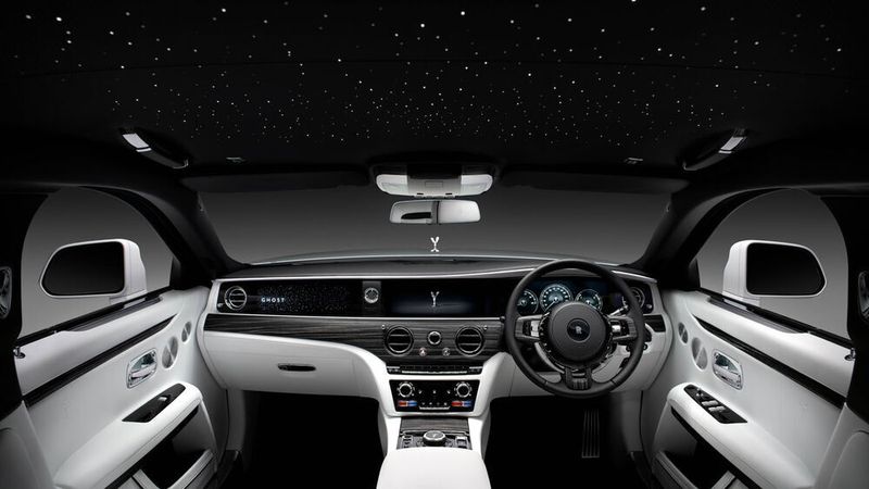 Der Sternenhimmel unter dem Dach setzt sich rund um den Ghost-Schriftzug vor dem Beifahrer fort. (Rolls-Royce)