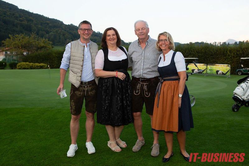 Freuen sich über einen aja-Resort-Gutschein: (v. l.) M. Hitzelberger (TD Synnex) und Klaus Ritzert (Gölz Bürotechnik) (Bild: Vogel IT-Medien GmbH)