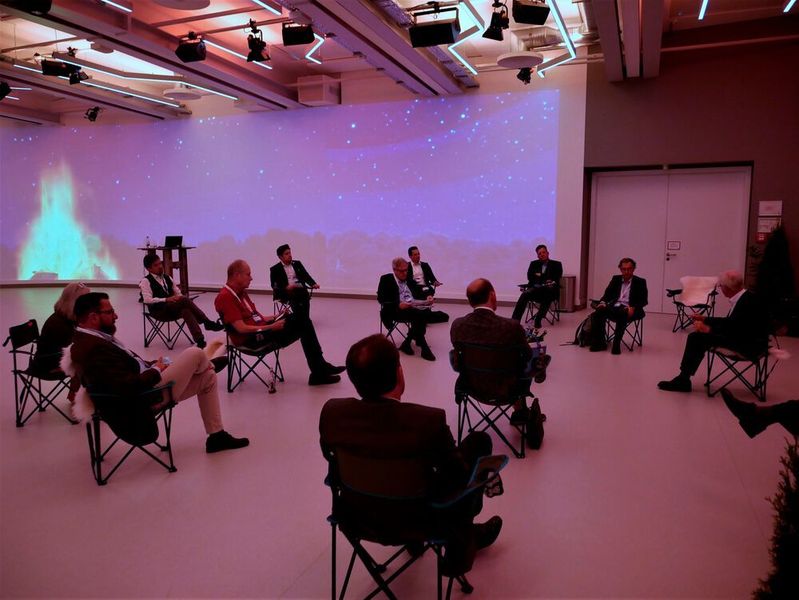 Auch Hartwig Bazzanella (VIRZ) nutzte die Gelegenheit, sich beim virtuellen Lagerfeuer und einer Flasche Bier über Edge- und MicroDC als Basis für die Smart City auszutauschen. (Vogel IT-Medien GmbH)