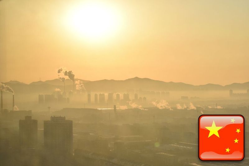 1. China: Auf Platz eins der zehn umsatzstärksten Staaten in der Chemieindustrie liegt China. Im Jahr 2018 konnte das Land in der Branche 1198 Milliarden Euro umsetzen. Damit übersteigt das chinesische Umsatzvolumen das der USA um mehr als das Doppelte und hebt sich eindeutig von dem der anderen Staaten ab. Rückblickend konnte das Reich der Mitte die Produktivität in der chemischen Industrie während der letzten fünf Jahre um jeweils 9,5 % jährlich steigern. Zudem investiert kein Staat so viel Kapital in die Chemienbranche wie China.  (gemeinfrei)