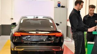 Carglass verfügt nun auch über ein eigenes Kompetenzcenter für die Kalibrierung von Assistenzsystemen. (Dominsky)