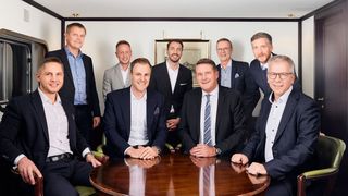 Vertragsunterschrift an Bord des HGK-Schiffs „Franz Haniel 14“. Von links: Florian Bleikamp, Head of Chartering Canal / Rhine, HGK Dry Shipping, Steffen Schreiterer, Leiter Beschaffungslogistik, Salzgitter Flachstahl, Tim Gödde, Managing Director Ship Management, HGK Ship Management Lux, Fabian Gerdes, Leiter Kundenlogistik, Salzgitter Flachstahl, Steffen Bauer, CEO, HGK Shipping, Andreas Lemme, Managing Director, HGK Dry Shipping, Uwe Wedig, Vorsitzender des Vorstands / CEO der HGK Group, Henning Hirschfeld, Head of Legal, HGK Shipping, Eike Brünger, Managing Director Sales and Logistics / Member of Managing Board, Salzgitter Flachstahl. (Bild: HGK Shipping)