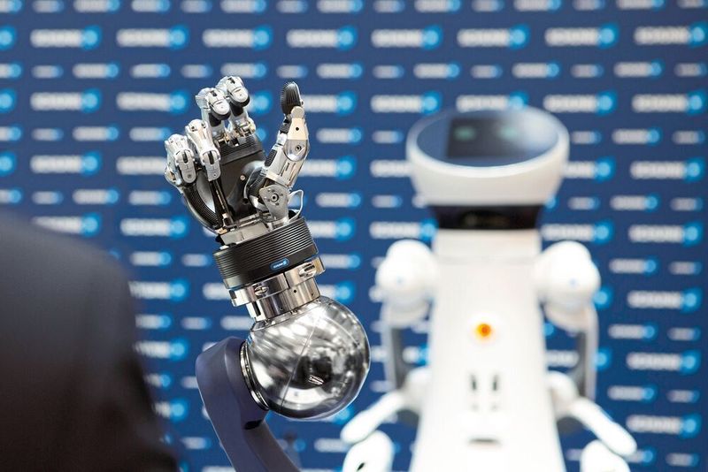 Die 5-Finger-Greifhand Schunk SVH eröffnet in der Servicerobotik nicht nur neue Möglichkeiten beim Greifen und Manipulieren, sondern auch eine Mensch-Roboter-Kommunikation über Gesten.  (Schunk)