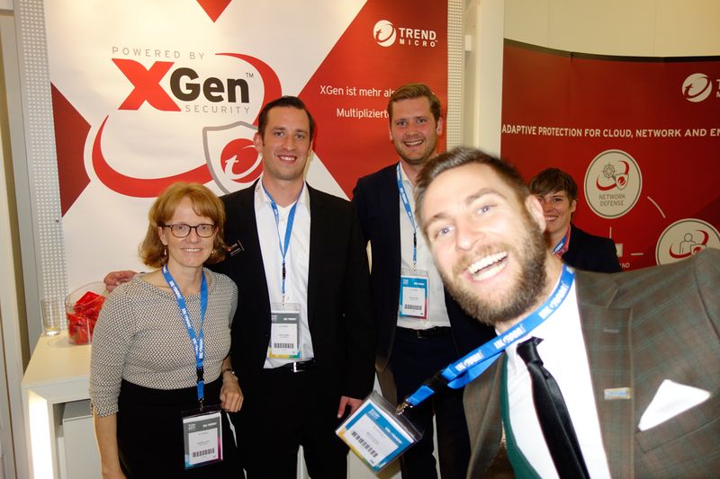 (v. l.) Claudia Loche und Cian Crowley, Trend Micro, mit Nicholas Pook und Marina Probst, Ingram Micro, und dem Fotocrasher. (Bild: IT-BUSINESS)