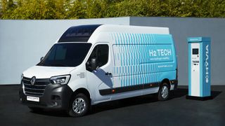 Renaults Master Kastenwagen H2-Tech mit Wasserstofftankstelle von Hyvia.
 (Bild: Autoren-Union Mobilität/Renault)