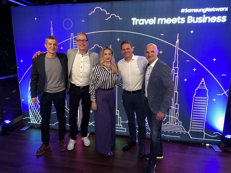 Das Samsung Team (v. l.) Tuncay Sandikci, Björn Schönfeldt, Simone Krüger, Jörg Porth und Michael Vorberger freut sich auf einen feierlichen Abend mit ihren Gästen. (Bild: Vogel IT-Medien)