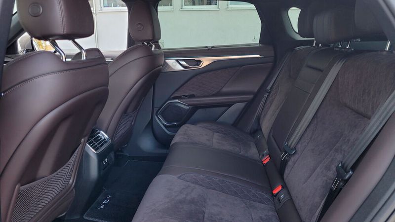 5. Komfort und Platz: Und als komfortables Reiseauto hat er durchaus sein Qualitäten. Er ist recht leise, hat bequeme Sitze und bietet auch hinten viel Platz für die Passagiere. (Bild: Wehner - VCG)