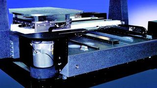 Bild 1: Isolierung von Bodenschwingungen bei einer Präzisionsmaschine. Das integrierte pneumatische Aktorprinzip im Maschinenunterbau ermöglicht eine Entkopplung bis hinab in den Niederfrequenzbereich. Bild: Bilz (Archiv: Vogel Business Media)