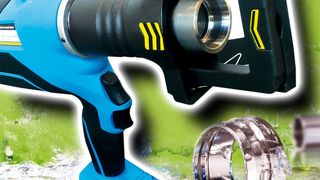 Das Vormontagegerät für Schneidringverschraubungen eignet sich auf für Überkopfarbeiten. (Schwer Fittings)