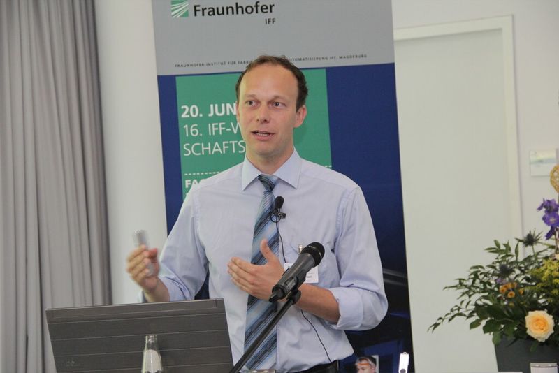 „Wir wollen die Vorteile der manuellen Tätigkeit mit denen der Automatisierung kombinieren, um so Wandlungsfähigkeit in der Produktion zu erzeugen”, sagt Dr. Matthias Reichenbach von der Produktions- und Werkstofftechnik der Daimler AG. (Bild: Kroh)