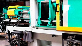 Am am Kunststoff-Zentrum in Leipzig (KUZ) entwickeln die Experten jetzt im Rahmen des Projekts „MouldPredict“ eine KI-Basierte Möglichkeit, um den doch sehr variantenreichen Spritzgießprozess zu vereinfachen. Hier informieren sie, wie und warum man das machen will. (Bild: Arburg)