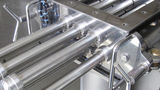 Der halbautomatische Clean-Flow-Magnet entfernt sehr kleine Teilchen aus Eisen und nicht rostendem Stahl 316 aus Lebensmitteln. (Bild: Goudsmit)