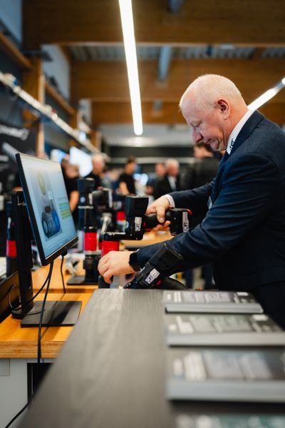Besucher konnten die neuesten Schraubtechniken live erleben. (Bild: tinografiert)