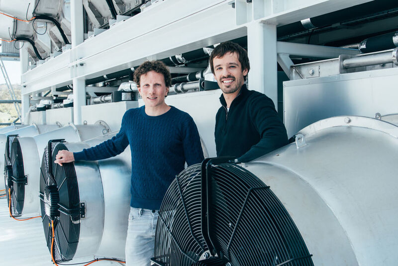 Christoph Gebald und Jan Wurzbacher, Erfinder des Direct Air Capture Verfahren und Gründer von Climeworks vor ihrer Filter-Anlage. (Julia Dunlop/Climeworks)