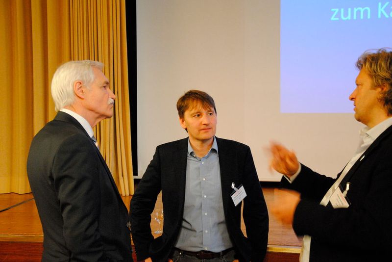 Nach dem Vortrag musste BGH-Richter Thomas Offenloch (Mitte) noch zahlreiche Fragen beantworten. (Bild: Baeuchle)