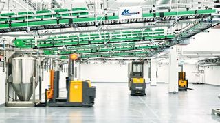 Die Containerbefüllung in der Hügli-Produktionsanlage für Trockenmischprodukte mit angeschlossenem Logistikzentrum. (Klinkhammer)