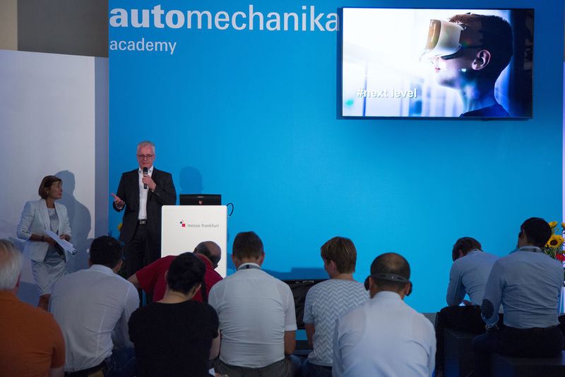 Ebenfalls seit 1996 geben Vorträge und Diskussionsrunden im Rahmen der Automechanika Academy unter anderem Antworten auf die Frage, wie wir morgen arbeiten und mobil sein werden. (Messe Frankfurt)