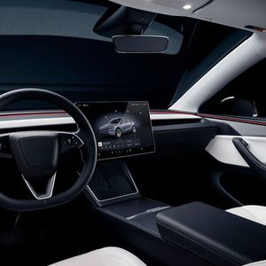 Das Cockpit des Tesla Model Y kombiniert ein minimalistisches Lenkrad, eine überarbeitete Mittelkonsole und ein großes Touch-Display für die zentrale Steuerung.(Bild:  Tesla)