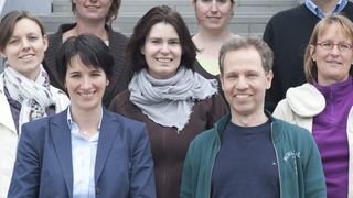 Neue Erkenntnisse zur Nervenkrankheit ALS: Die Ulmer Autoren Juniorprof. Karin Danzer, Dr. Patrick Weydt (1. Reihe v.l.), Hanna Bayer, Dr. Anke Witting und Birgit Linkus (Schwalenstöcker, 2. Reihe v.l.) sowie Diana Wiesner, Dr. Judith Eschbach und Dr. Luc Dupuis (Universität Strasbourg, 3. Reihe v.l.) (Bild: Uni Ulm)