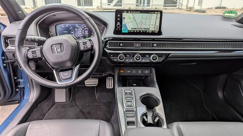 5. Der Innenraum: Das Cockpit erscheint hochwertig verarbeitet und aufgeräumt. Gleichwohl wirkt das Interieur durch die im Vergleich zum Wettbewerb hohe Anzahl an Drehschaltern und Tasten sowie dem im Verhältnis zu anderen aktuellen Modellen recht kleinen Multimediadisplay in der Mittelkonsole ein wenig aus der Zeit gefallen. Das kann man aber auch positiv sehen: Längst nicht jeder Kunde möchte alle Fahrzeugfunktionen über einen Touchscreen bedienen. Und die schönen Drehschalter für die Klimabedienung, die es bei Honda noch gibt, dürften Audi-Piloten mittlerweile schmerzlich vermissen. (Bild: Rosenow – VCG)