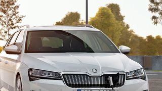 Als elektrische Reichweite für den Superb iV gibt Skoda 56 Kilometer an. (Skoda)