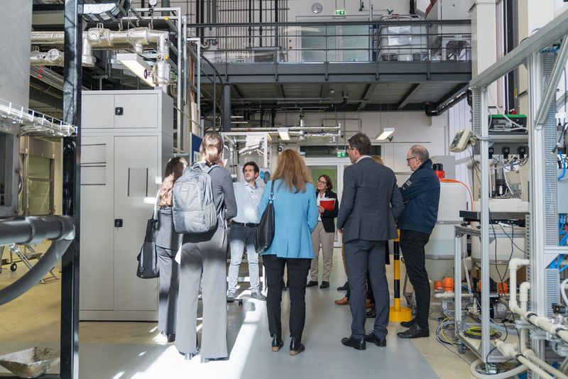 Dr. Thomas Hahn (dritter von links) aus dem InBiRa-Team bei der Führung durch die Insektenbioraffinerie im Technikum des Fraunhofer IGB. (Bild: ©Fraunhofer IGB)