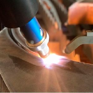 Der Hauptvorteil des Autogenrotators im Vergleich zum 3-Brenner-Aggregat ist, dass mit ihm Materialstärken bis 200 mm bearbeitet und mit Fasen versehen werden können – die Grenzen beim 3-Brenner-Aggragat liegen laut Microstep bei etwa 80 mm. Außerdem könne er auch variable Fasen realisieren. 