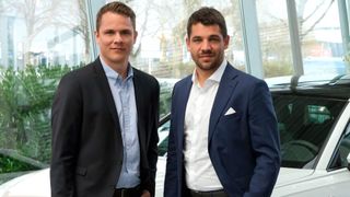Aus für die eigene Aboplattform: Die Unternehmensnachfolger bei Auto Kölbl in Unterschleißheim bei München, Maximilian und Christian Philipp (r.), stellen zum Jahresende das Angebot „Allinonecars“ ein. (Bild: Auto Kölbl/Allinonecars)