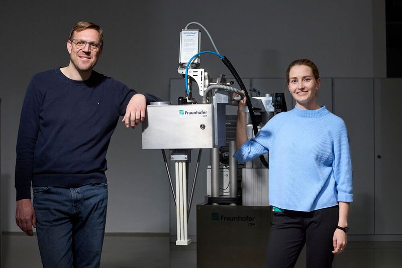 Dr. Thomas Waschkies und Andrea Mroß erhielten den Joseph-von-Fraunhofer-Preis 2025 für die Entwicklung des mobilen, ultraschallbasierten Messsystems „AloX“. (Bild: Fraunhofer / Piotr Banczerowski)